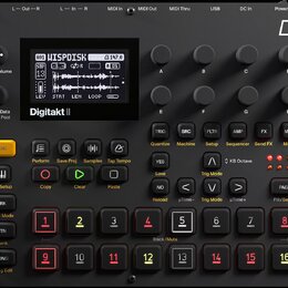Černý sampler Digitakt II s displejem, na kterém je zobrazen zvukový vlnový průběh a text „WISPDISK“. Zařízení obsahuje osm otočných knoflíků označen…