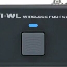 Černý bezdrátový nožní spínač s třemi šedými tlačítky. Na horní části je bílý nápis BOSS FS-1-WL WIRELESS FOOT SWITCH a vpravo nápis POWER vedle zele…