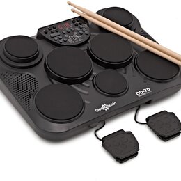 Černá elektronická bicí sada s osmi gumovými pady a dvěma př춧ky. Na těle nástroje je bílý nápis Gear4music a označení DD-70 DIGITAL DRUM. V horní čás…