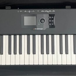 Černý klavírní kontrolér v černé transportní tašce. Na pravé straně je bílý nápis SL88ISTUDIO a uprostřed pod displejem logo studiologic. Nástroj má…