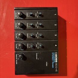 Černý kompaktní mixér s nápisem BOSS BX-4 4CHANNEL STEREO MIXER. Zařízení má čtyři identické kanály s ovladači VOLUME, PANPOT a GAIN (s přepínačem LI…