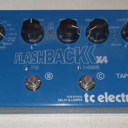 Modrý efekt pedál s nápisem FLASHBACK X4 a logem tc electronic. Na horní části jsou čtyři ovládací knoflíky s popisky TONEPRINT, TIME, FEEDBACK a DEL…