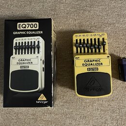 Žlutý kytarový pedál s černým spodním panelem, na kterém je logo behringer. Na horní části jsou nápisy GRAPHIC EQUALIZER a EQ700, vstupy OUT a IN a ř…