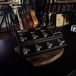 Černý efektový pedál Line 6 M9 STOMPBOX MODELER. Na horní části jsou tři sekce FX 1 UNIT, FX 2 UNIT a FX 3 UNIT s ovládacími tlačítky a nápisy jako U…