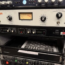 Fotografie zachycuje několik kusů rackového studiového vybavení v šedém racku. Horní jednotka je bílá s nápisy WARM AUDIO a WA-2A LEVELING AMPLIFIER,…