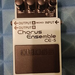 Bílý efekt pedál s černým spínacím pedalem a čtyřmi ovládacími knoflíky. Na zařízení jsou nápisy Chorus Ensemble CE-5, BOSS, INPUT, OUTPUT A (MONO) a…