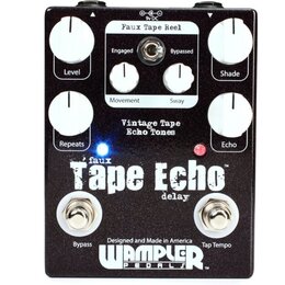 Černý efekt pedál s nápisem faux Tape Echo delay a logem WAMPLER PEDALS. Obsahuje čtyři velké bílé otočné knoflíky s popisky Level, Repeats, Shade a…