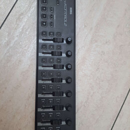 Černý MIDI kontrolér s osmi posuvníky a ovládacími tlačítky. Na horní části je uveden nápis nanokontrol2 a logo KORG, dále jsou zde popisky CYCLE, TR…