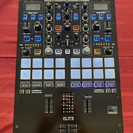 Černý DJ kontrolér s množstvím tlačítek, posuvníků a otočných knoflíků. Na přístroji jsou viditelné nápisy SERATO FX UNIT 1, SERATO FX UNIT 2, ELITE…