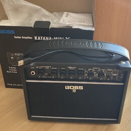 Černý kytarový kombozesilovač s rukojetí a logem BOSS. Na ovládacím panelu jsou nápisy INPUT, KATANA-MINI X, GAIN, TYPE, VOLUME, EQUALIZER BASS MIDDL…