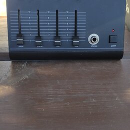 Černý mixážní pult s nápisem vivanco MX 510 v pravém horním rohu. Přístroj má čtyři posuvníky s popisky micro, phono, cd1 a nečitelný čtvrtý kanál, č…