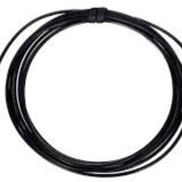 Černý audio kabel svázaný v kruh. Na koncích jsou dva různé konektory, z nichž jeden je kovový se zlatým povrchem. Na kabelu nejsou viditelné žádné z…