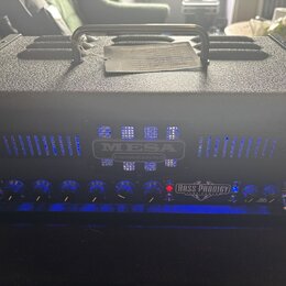 Černý basový zesilovač v texturovaném pouzdře s madlem. Na předním panelu je nápis MESA ENGINEERING a modelové označení BASS PRODIGY TUBE POWER. Zaří…