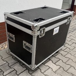 Černý transportní case s hliníkovými hranami a rohovými zpevněními. Na boku jsou dvě kovové rukojeti a na přední straně jeden zámek. Na pravém boku j…