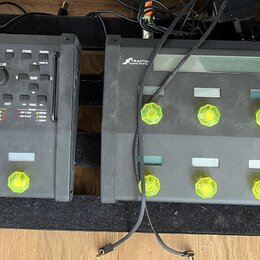 Na černém pedalboardu jsou umístěna dvě zařízení značky Fractal Audio Systems. Vlevo je procesor s nápisem FM3 AMP MODELER / FX PROCESSOR, vpravo je…