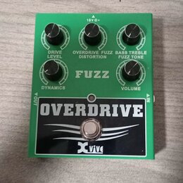 Zelený efekt pedál s černým panelem a bílými nápisy. Na černém panelu je velký nápis OVERDRIVE a logo Xvive. Na zelené části jsou čtyři černé ovládac…