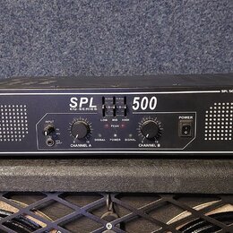 Černý rackový zesilovač s úchyty po stranách. Na předním panelu je bílý nápis SPL EQ-SERIES 500 a v pravém horním rohu text SPL SERIES AMPLIFIER. Zař…