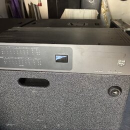 Černý rackový procesor s kovovým předním panelem. Na levé straně je nápis RANE, vpravo logo Drag Net a označení RPM 88 PROGRAMMABLE MULTIPROCESSOR. P…