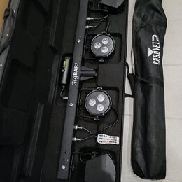 Černý svítící systém v transportním kufru s pěti světelnými jednotkami na kovové liště. Na jedné z jednotek je bílý nápis GigBAR2. Součástí je bezdrá…