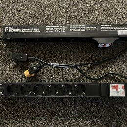 Černá zásuvková lišta s šesti zásuvkami a dvěma USB porty. Na boku je nápis „the t.racks Power 6 FI USB“ a technické specifikace včetně „Max. Gesamtl…