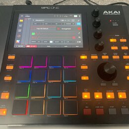 Černý sampler MPC ONE značky AKAI PROFESSIONAL. Zařízení má v horní části displej s rozhraním softwaru, několik otočných ovladačů a v dolní části 16…