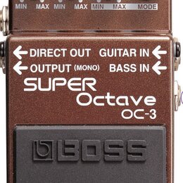 Hnědý efektový pedál značky BOSS s nápisem SUPER Octave OC-3. Na horní straně jsou čtyři černé ovládací knoflíky s popisky DIRECT LEVEL, OCT 1 LEVEL,…
