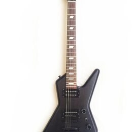 Černá elektrická kytara s ostře hranatým korpusem a matným povrchem. Na hlavě hmatníku je bílý nápis Epiphone a označení GT. Hmatník má bílé trojúhel…
