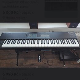 Černý digitální klavír na černém stojanu. Na levé straně je nápis KURZWEIL a v pravé horní části označení modelu SP88. Nástroj má ovládací prvky v ho…