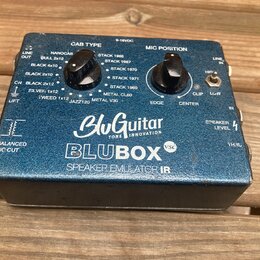 Modrý kovový pedál s nápisy BluGuitar TONE INNOVATION a BLUBOX VSC SPEAKER EMULATOR IR. Zařízení obsahuje ovládací knoflík MIC POSITION, přepínač LIF…