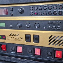 Sada tří rackových zařízení značky Marshall v zlatém provedení. Horní jednotka je Valve MIDI Pre-Amp JMP-1, prostřední Signal Processor JFX-1 a spodn…