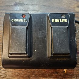 Černý dvoupedálový spínač s kovovým povrchem. Na levém pedálu je bílý nápis CHANNEL a na pravém REVERB, nad oběma se nachází kontrolní dioda. Povrch…