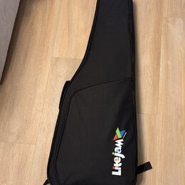 Černý softcase na hudební nástroj v kytarovém tvaru. Na spodní části je bílý nápis Litejam s barevným trojúhelníkem nad písmeny. Povrch je v dobrém s…