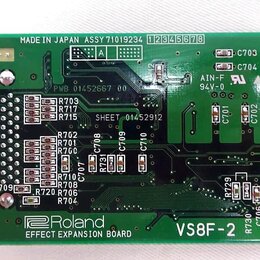 Zelená plošná deska s elektronickými součástkami. Na spodní hraně je bílý nápis Roland EFFECT EXPANSION BOARD a označení VS8F-2. V horní části je tex…