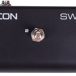 Černý nožní spínač s třemi kovovými tlačítky. Na horní straně je bílý nápis TC HELICON a SWITCH-3. Tlačítka jsou vlevo doprava označena číslicemi 1,…