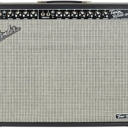 Kytarový kombozesilovač s černým krytem a šedou textilní maskou. Na horním ovládacím panelu jsou nápisy NORMAL, VIBRATO a Twin Reverb-Amp, dále označ…