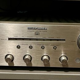 Stříbrný integrovaný zesilovač s kovovým povrchem. Na předním panelu je nápis marantz a pod ním INTEGRATED AMPLIFIER PM8005. Zařízení má dva velké ov…