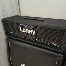 Černý kytarový kombo zesilovač značky Laney s kovovou mřížkou. Na předním panelu je bílý nápis Laney a označení modelu L22D. Ovládací panel obsahuje…