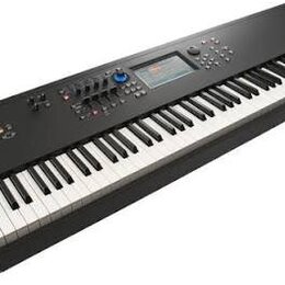 Černý digitální klavír s bílými a černými klávesami. Na levé straně je viditelné logo YAMAHA a v pravém horním rohu nápis MODX. Nástroj disponuje dis…