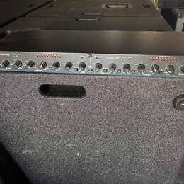 Černý rackový procesor s modrým předním panelem. Na levé straně je červené logo dbx a nápis PROFESSIONAL PROCESSOR. Zařízení obsahuje dva kanály s ov…