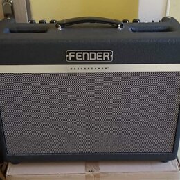 Kytarový kombo zesilovač značky Fender v tmavě šedém provedení s černou madlou. Na přední straně je stříbrný štítek s nápisy FENDER a BASSBREAKER™. P…