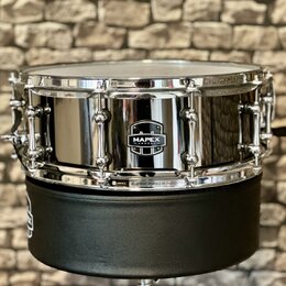 Kromýr s chromovaným povrchem, který stojí na černém polstrovaném podložce. Na korpusu je umístěno logo MAPEX s nápisem HARDWARE. Na spodním obruči j…