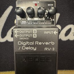 Šedý kytarový efekt s nápisem Digital Reverb / Delay RV-3 a logem BOSS na spínacím pedálu. Na horní části jsou čtyři černé otočné ovratky a přepínače…