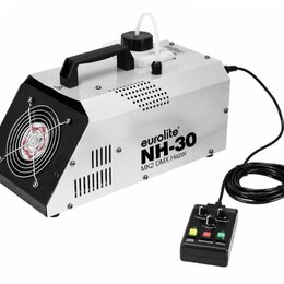 Stříbrný mlhometr s černými plasty, rukojetí a ventilátorem v přední části. Na boku je uveden nápis eurolite NH-30 MK2 DMX Hazer. K přístroji je přip…