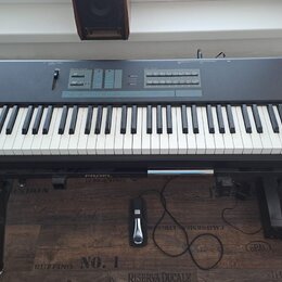 Černý digitální klavír na černém stojanu. Na levé straně je nápis KURZWEIL a vpravo označení SP88 Stage Piano. Horní panel obsahuje ovládací prvky, t…