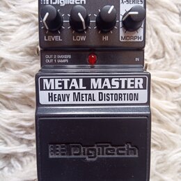 Černý kytarový efekt s nápisy Digitech a X-SERIES. Na horní části jsou čtyři ovládací knoflíky s popisky LEVEL, LOW, HI a MORPH. Uprostřed je červená…