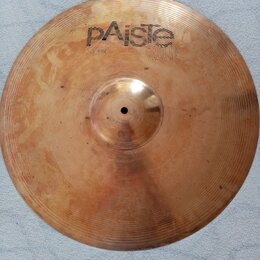 Kruhové činely v měděné barvě s jemným žebrováním po celém obvodu. Na povrchu je čitelné logo Paiste a pod ním nápis 20" RIDE. Povrch vykazuje drobné…