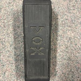 Černý sustain pedál s žebrovaným povrchem. Uprostřed je vyražen nápis VOX, který je v rámečku dopojen na text AMPLIFIER zleva a INSTRUMENT zprava. Po…