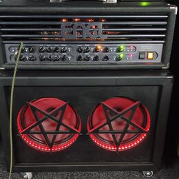 Černý kytarový stack tvořený kombem a boxem. Na horním panelu je nápis EAGLE a modelové označení SAVAGE. Box obsahuje dva reproduktory s červeným pod…