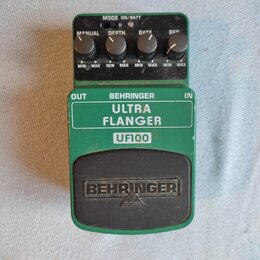 Zelený efekt pedál s nápisy BEHRINGER, ULTRA FLANGER a UF100. V horní části jsou čtyři ovládací knoflíky s popisky MANUAL, DEPTH, RATE a RES, doplněn…