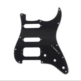 Černý plastový pickguard pro elektrickou kytaru. Má výřezy pro tři snímače a ovládací prvky. Povrch je hladký a bez viditelných značek či nápisů.